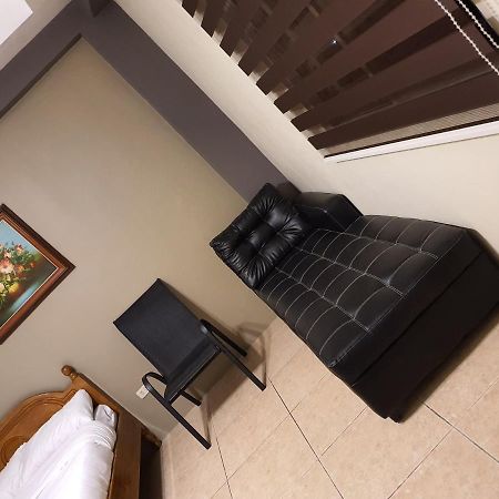 2428 Suites Urdaneta Экстерьер фото