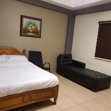 2428 Suites Urdaneta Экстерьер фото