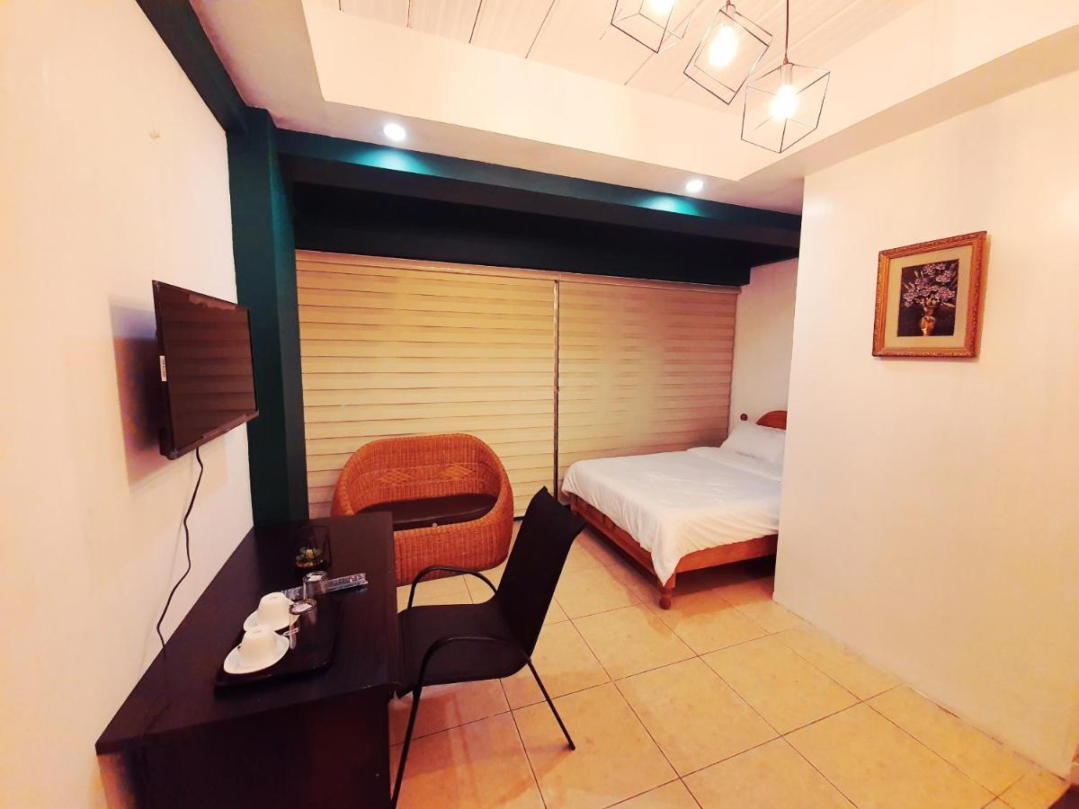 2428 Suites Urdaneta Экстерьер фото