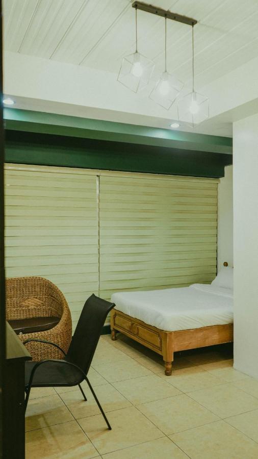 2428 Suites Urdaneta Экстерьер фото