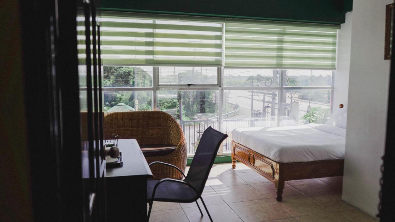 2428 Suites Urdaneta Экстерьер фото