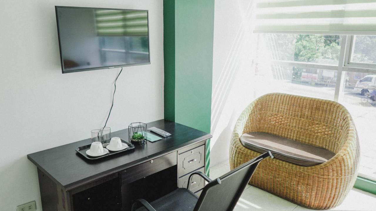 2428 Suites Urdaneta Экстерьер фото