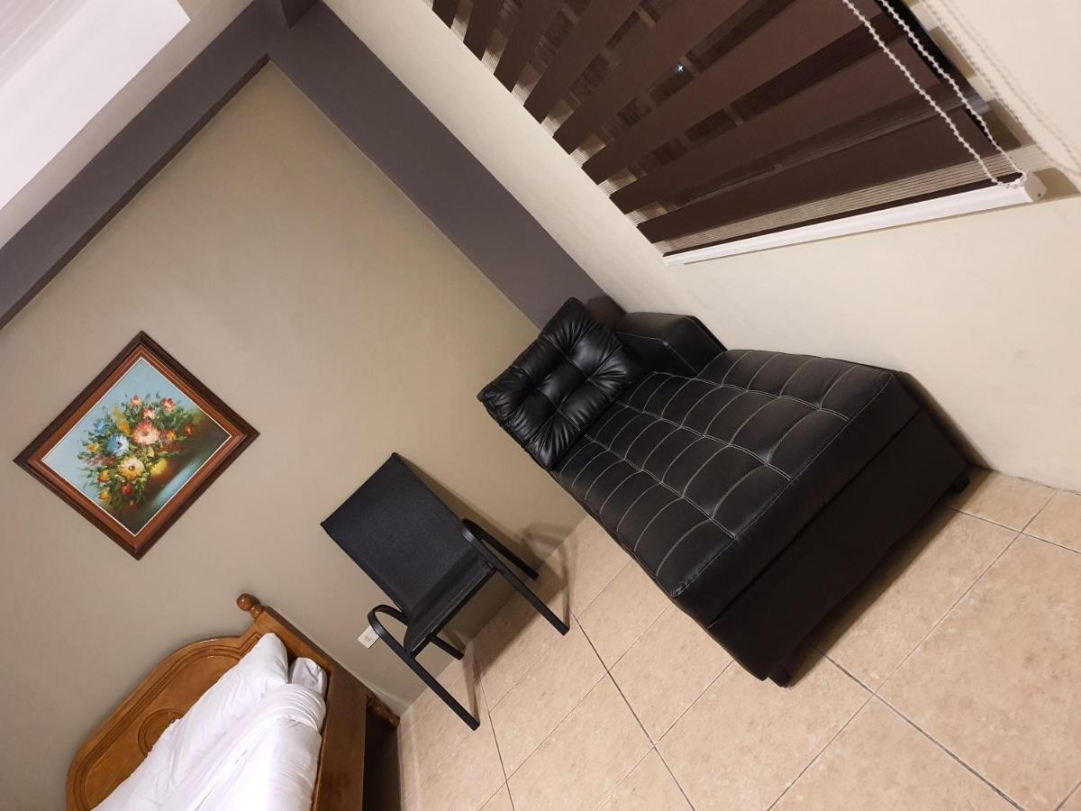 2428 Suites Urdaneta Экстерьер фото