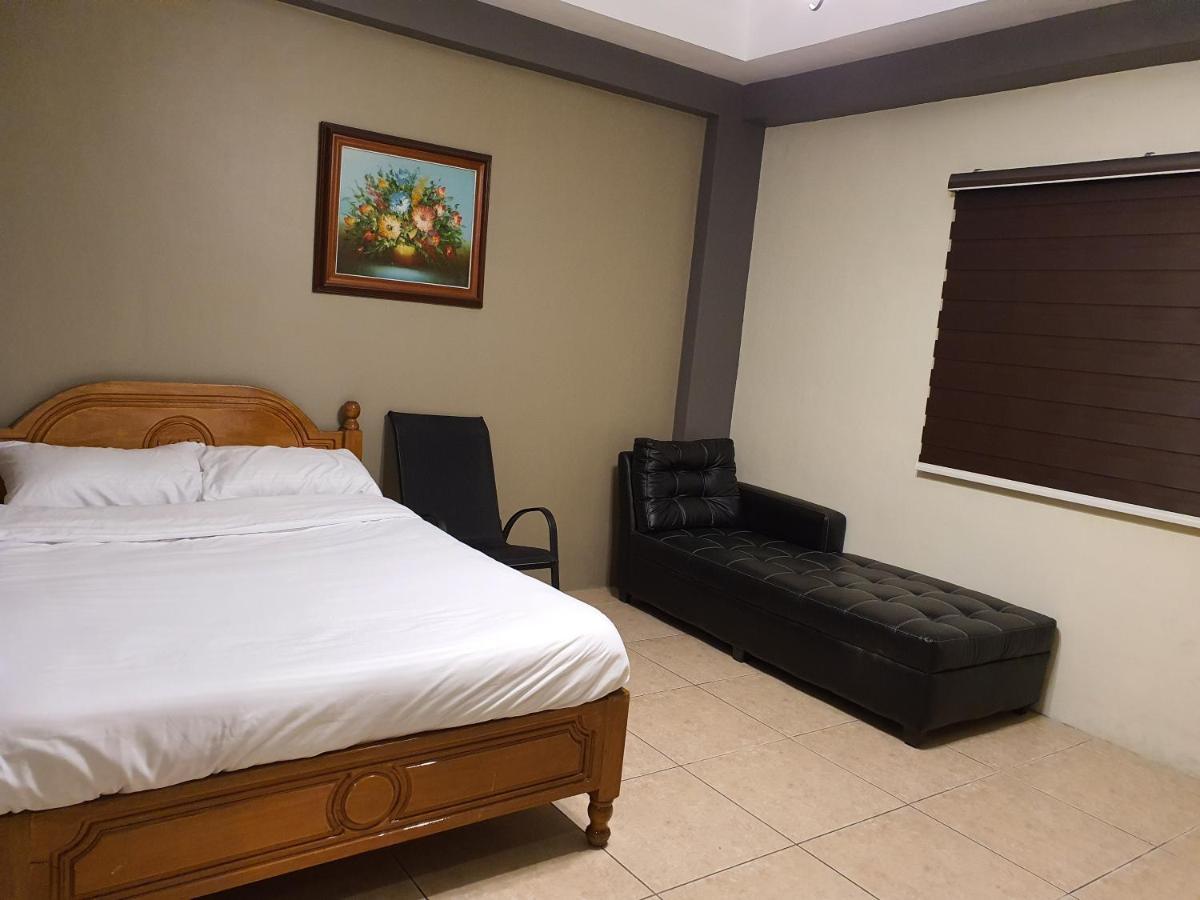 2428 Suites Urdaneta Экстерьер фото