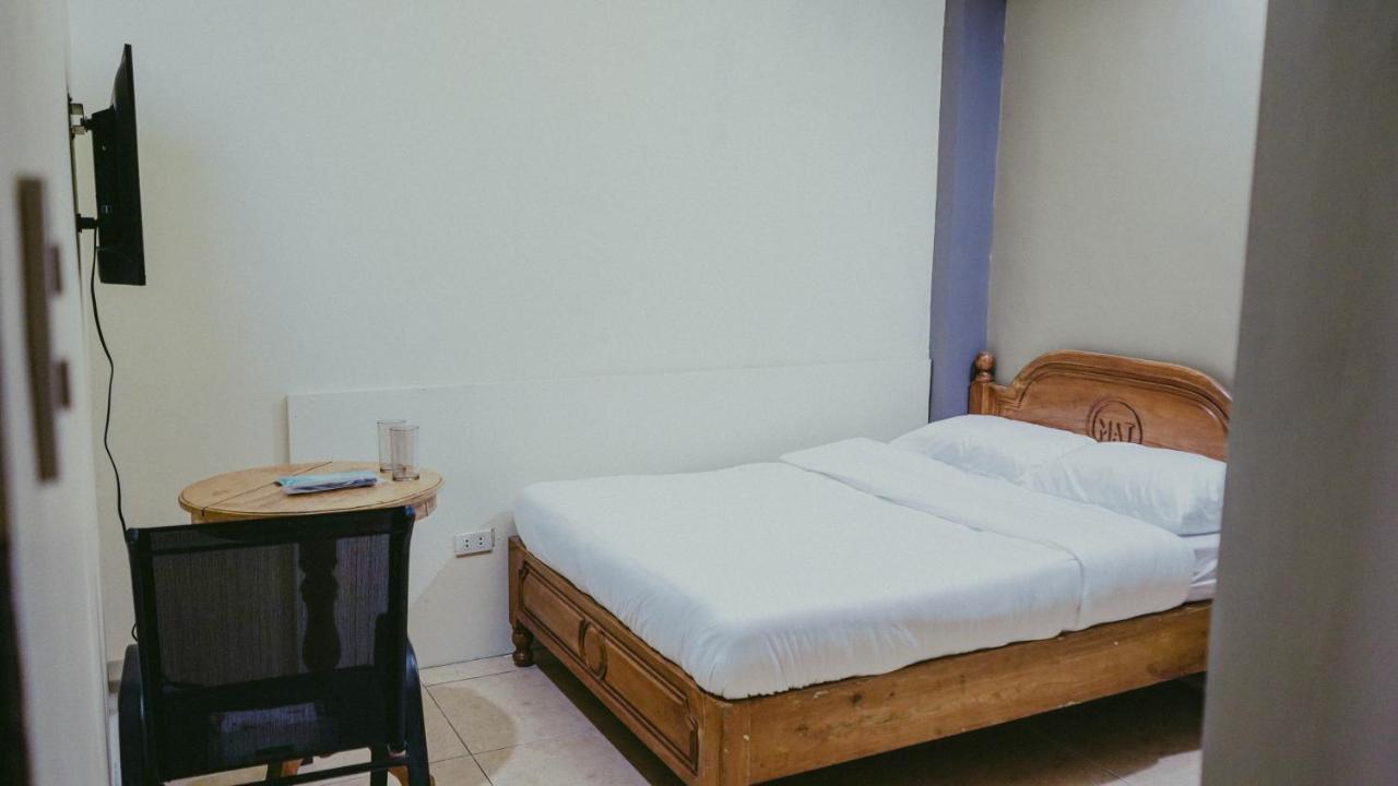 2428 Suites Urdaneta Экстерьер фото